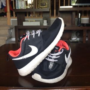 Nike roches   WOMENS 4.5(Y)